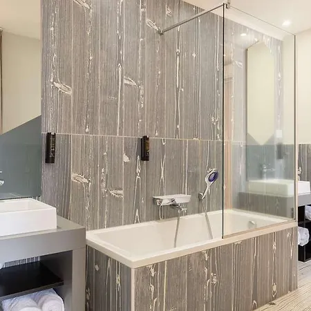 Hotel The Originals Boutique Le Lion *